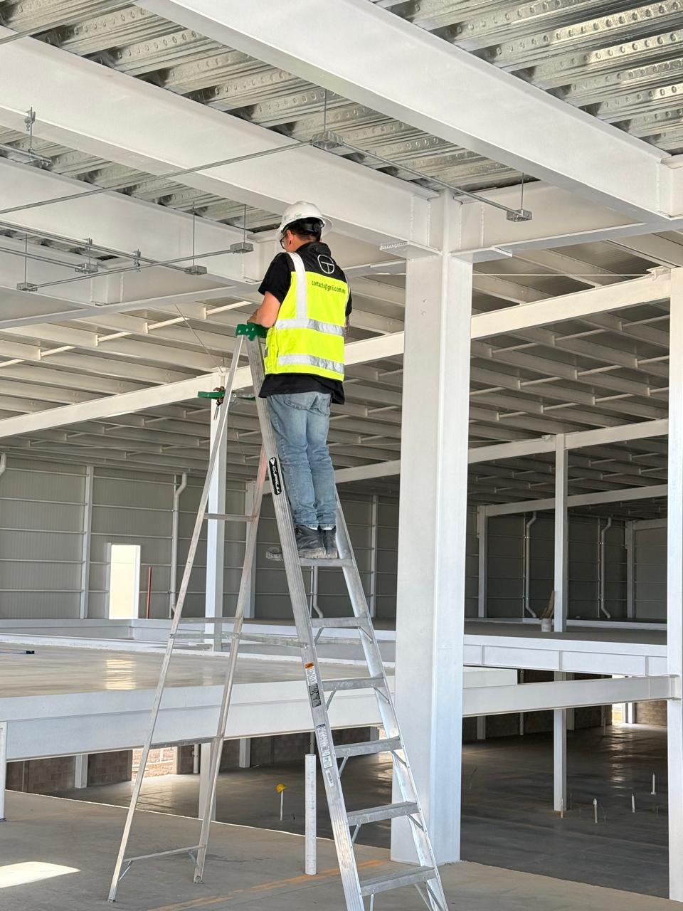 Instalación en altura con arnés y casco